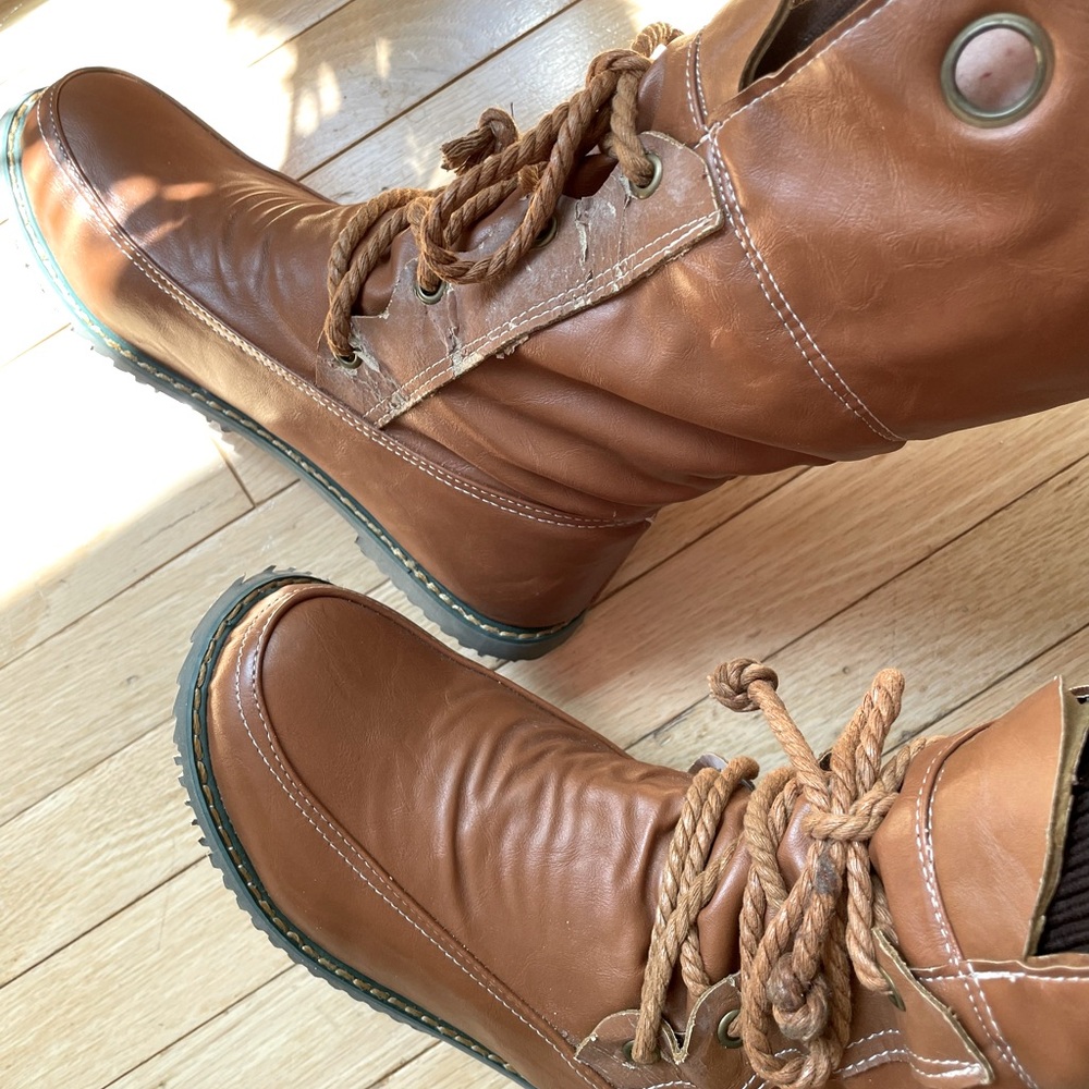 Round toe Brown flat boots